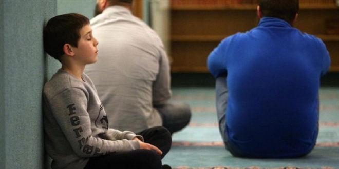 Almanya'da bir lisede öğrencilerin namaz kılması yasaklandı