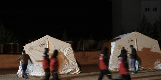 Adıyaman'da depremzedeler geceyi sera ve çadırlarda geçirdi