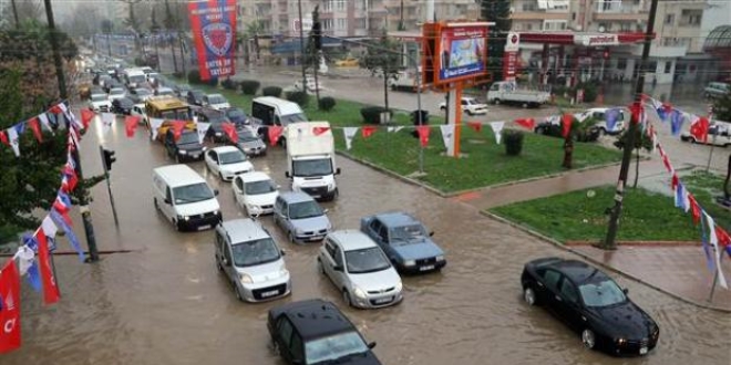 Mersin'de yağış hayatı olumsuz etkiliyor