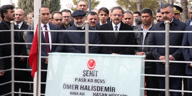 Bakan Özhaseki şehit Halisdemir'in kabrini ziyaret etti