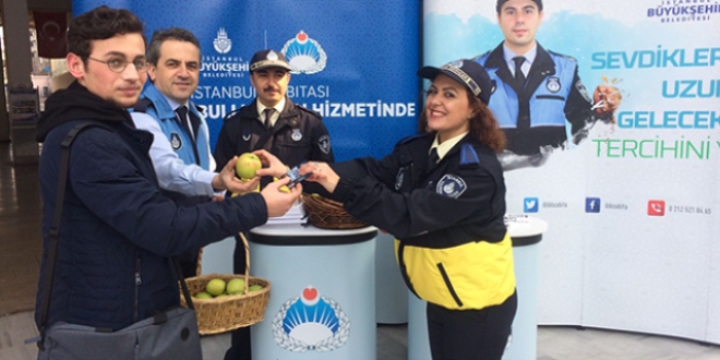 Zabıtalardan sigaraya karşı yeşil elma