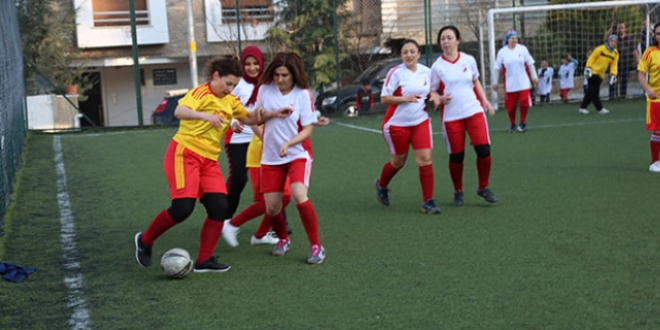 Velilerle öğretmenler 'Kadınlar Günü' için sahaya çıktı