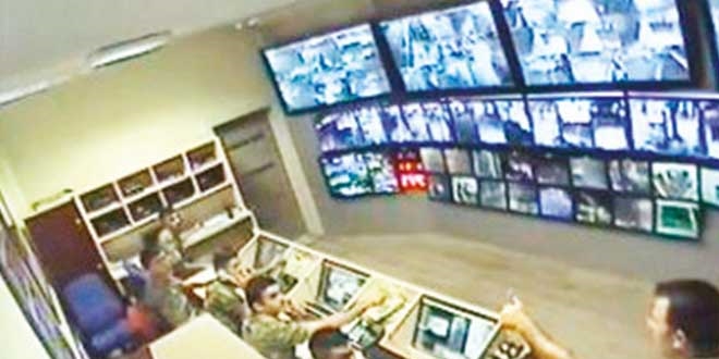 Millet, darbe kararhagını, duman silahıyla boşaltmış