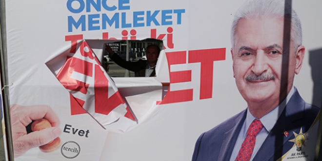 AK Parti'nin referandum çadırı ve pankartları parçalandı