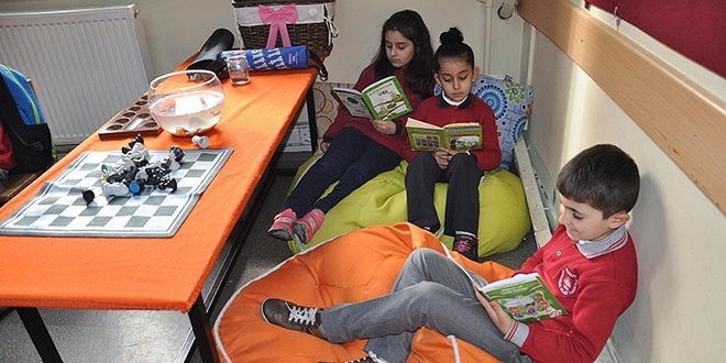 Öğrencileri için sınıfı ev ortamına dönüştürdü