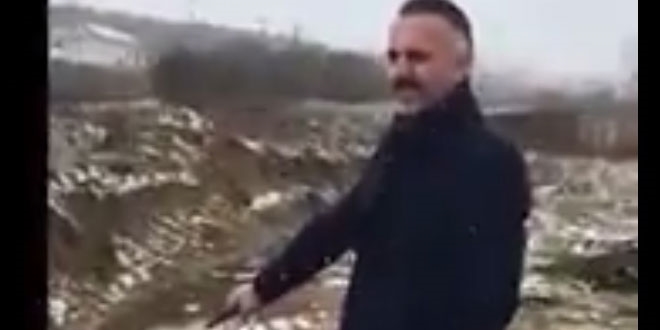Silahlı referandum videosu çekti, ardından istifa etti