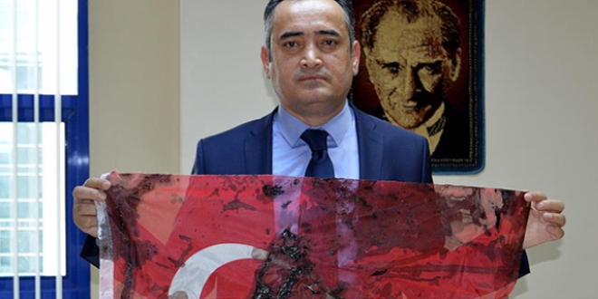 Öğretim üyesi kanlı bayrağı hatıra olarak saklıyor