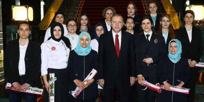 Erdoğan Külliye çalışanlarının Kadınlar Gününü kutladı