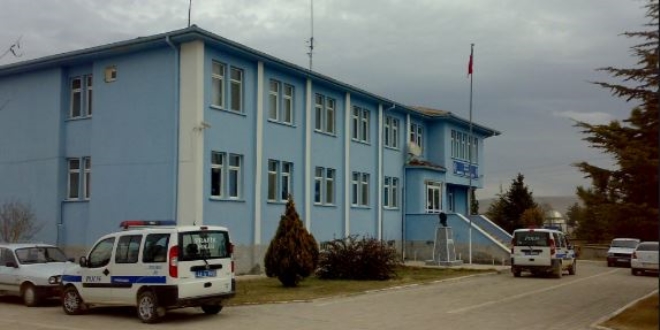 Öğretmen, elini kapıya sıkıştıran müdürden şikayetçi oldu