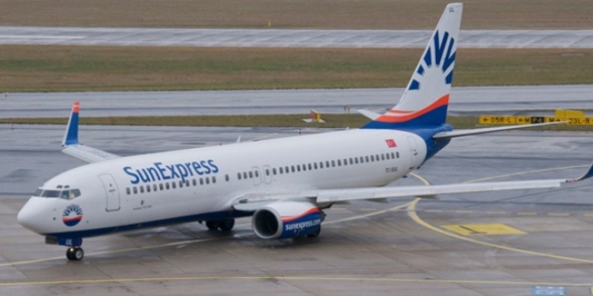 İzmir-Hamburg seferini yapan uçağa yıldırım isabet etti