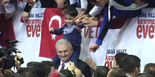 Başbakan, STK buluşmasında bir çocuğu omzuna aldı
