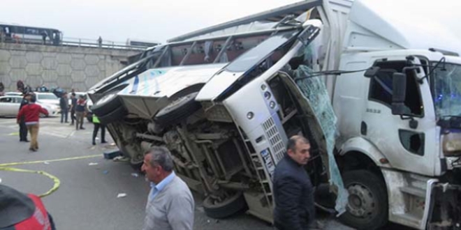Midibüsle kamyon çarpıştı: 4'ü ağır 27 kişi yaralı