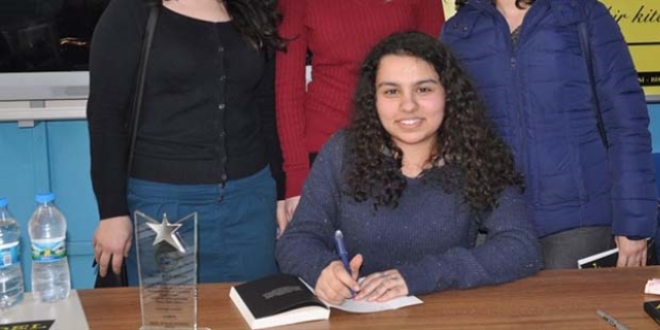 Lise öğrencisi roman yazarı oldu
