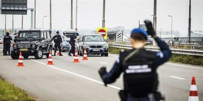 Hollanda, Bakan Kaya'nın geçeceği yolu trafiğe kapattı