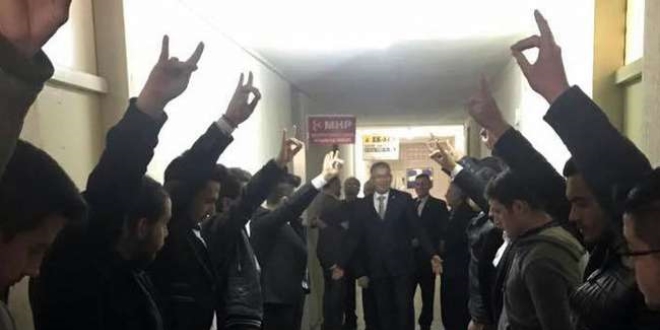 AK Partili Milletvekilini 'Bozkurt' işaretiyle uğurladılar