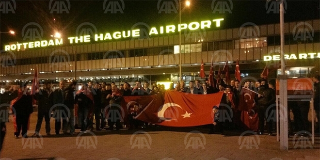 Hollanda'da Türk Federasyonu üyelerinden protesto
