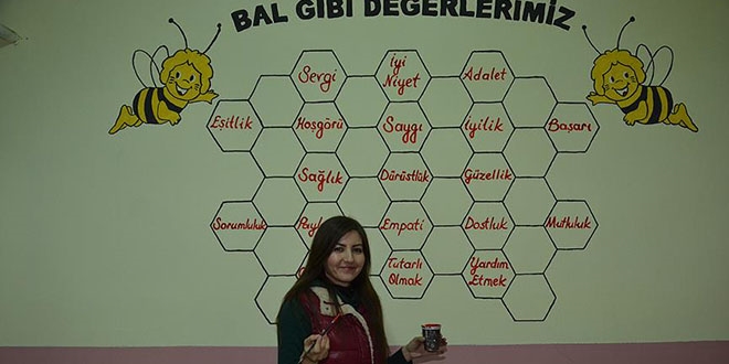 Çizimleriyle çocukların dünyasını renklendiriyor