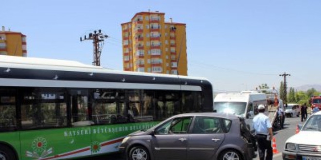 Kayseri'de trafik kazası: 13 yaralı