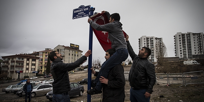 'Hollanda Caddesi' tabelasnn zerine Trk bayra asld