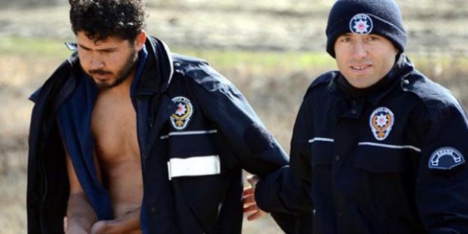 Polisler kurtardığı genci giydirdi, ayakkabısını temizledi