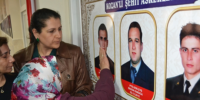 Şehit oğlunun fotoğrafını görünce duygusal anlar yaşadı