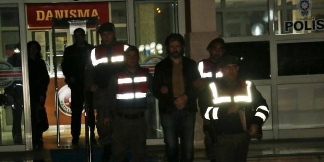 FETÖ'den aranan firarı müdür, çatıda yakalandı