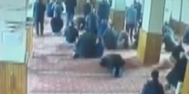 Cami cemaatinden hırsıza dayak