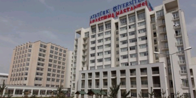Öğrenciler önlük, akademisyenler de cübbe giydi