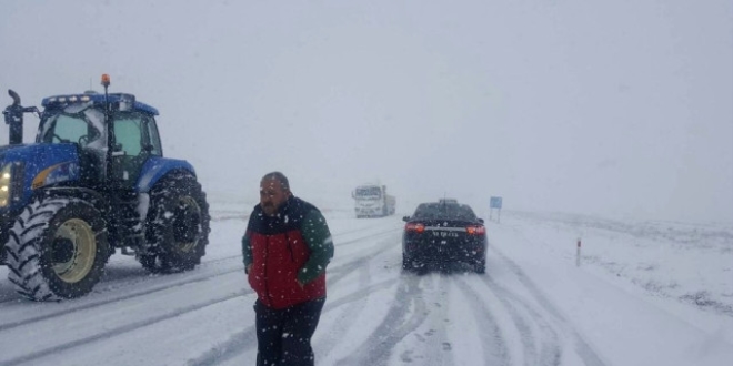 Doğu Anadolu'da etkili olan kar yağışı hayatı olumsuz etkiliyor