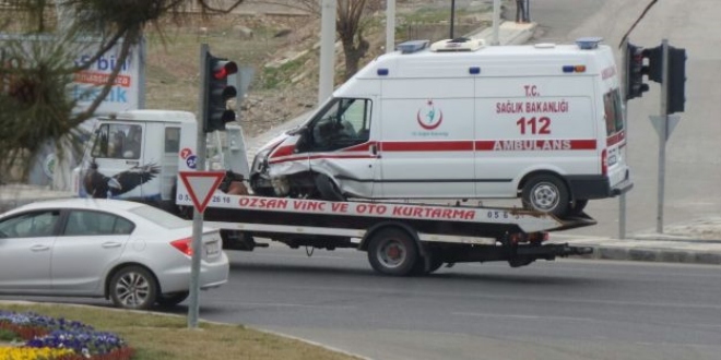 Hasta taşıyan ambulans kaza yaptı: 3 yaralı