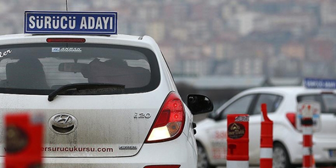 Ehliyet alanların sayısı yarı yarıya azaldı