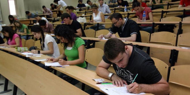Başkasının yerine sınava girmek isterken yakalandı