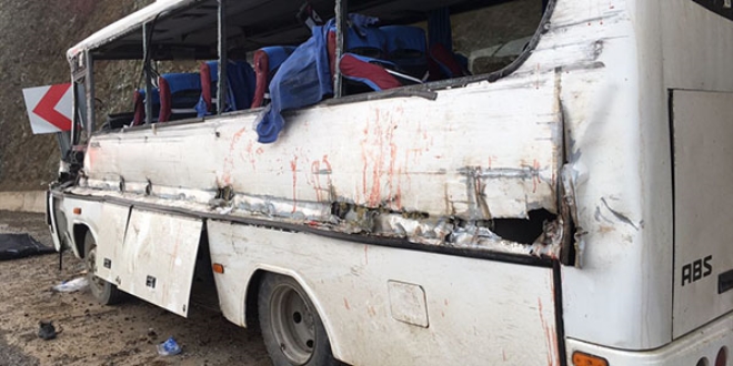 Servis aracı tıra çarptı: 2 ölü, 22 yaralı