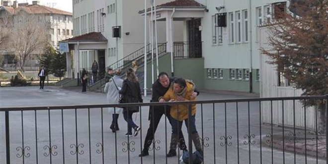 Müstehcen fotoğraflarını paylaşan memur sürüldü