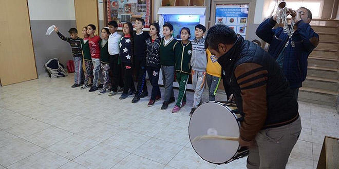 Ödünç kostümleriyle bölge şampiyonu oldular