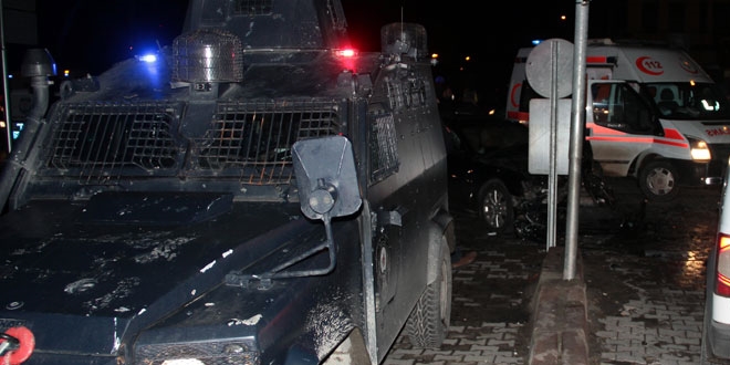 Polis aracına çarpan otomobildeki 3 kişi öldü
