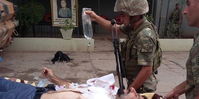 Kaza yapan 3 kişinin imdadına Mehmetçik yetişti