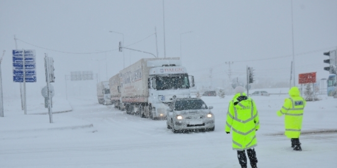 Ar'da etkili olan kar ya trafii olumsuz etkiledi