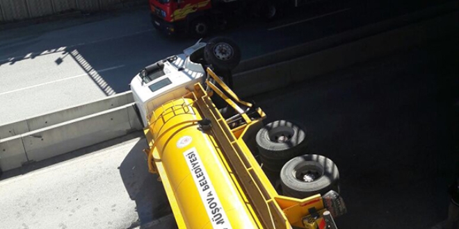 Freni boşalan tanker üst geçitten yola düştü