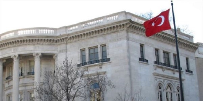 Makedonya'da Türk Büyükelçisinin makam aracına saldırı