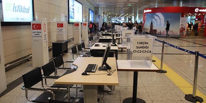Atatürk Havalimanına sandık ve bilgisayarlar yerleştirildi