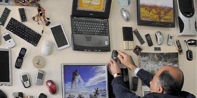 Dizüstünden duvar saati, monitörden çerçeve yapıyor