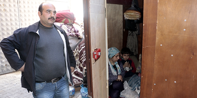 Kira ödeyemeyen aile evden çıkarılınca gardıroba yerleşti