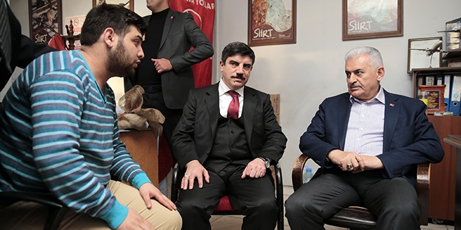 Başbakan Yıldırım, esnafın çay davetini kırmadı