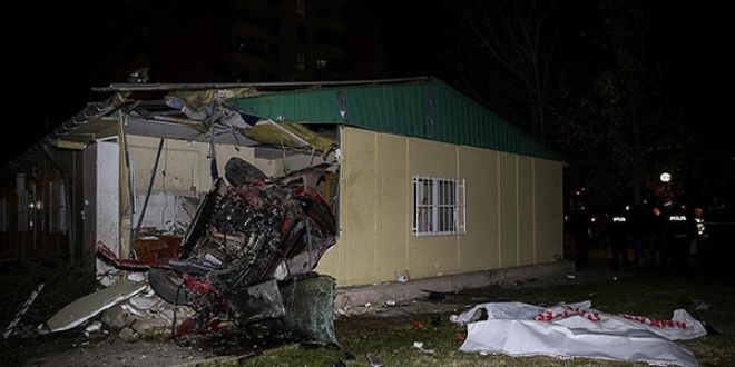 Başkentte otomobil muhtarlık binasına uçtu : 4 ölü