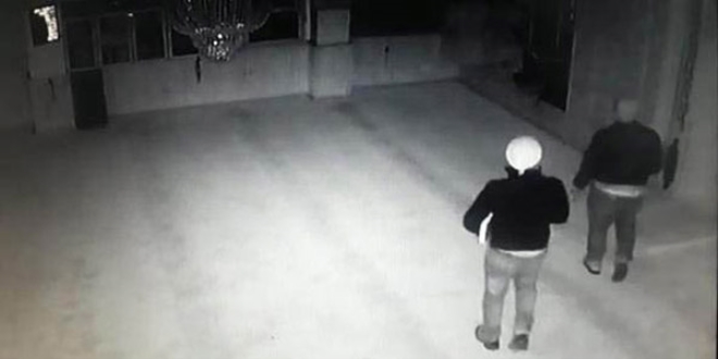 Camiden Kuran çalan 2 kişi tutuklandı
