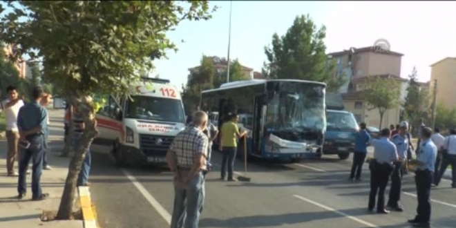 Servis midibüsü ile halk otobüsü çarpıştı: 19 yaralı