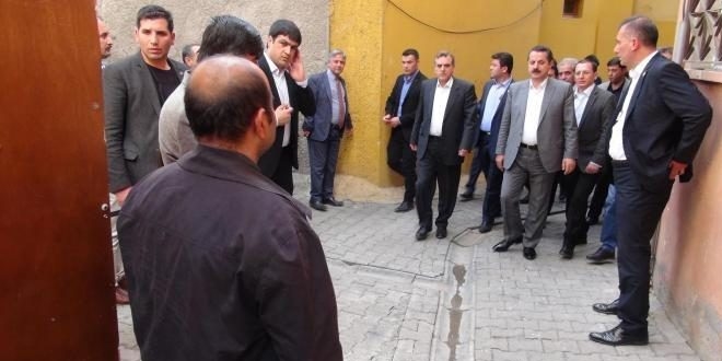 Bakan Çelik, gardıropta yaşayan aileyi ziyaret etti