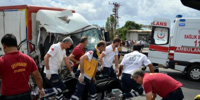 Diyarbakr'da trafik kazas: 1 l, 7 yaral