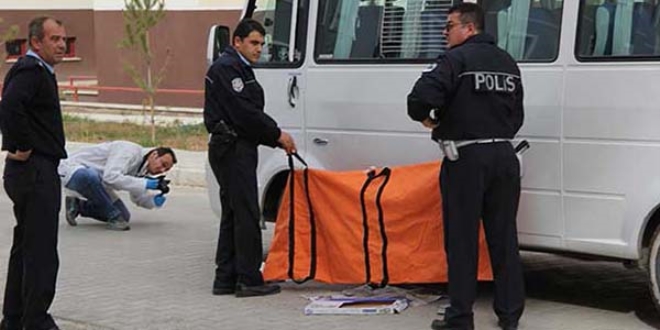 Okul servisinin atında kalan öğrenci hayatını kaybetti
